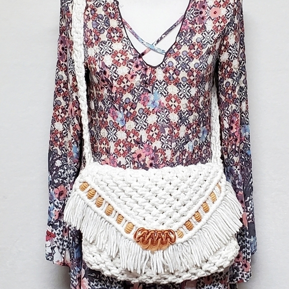 VINTAGE 60s Large White Crochet Wooden Beaded Whicker Eye Fringe Crossbody Purse - Picture 2 of 16